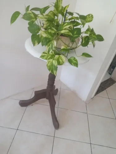 Mesinha de canto em madeira