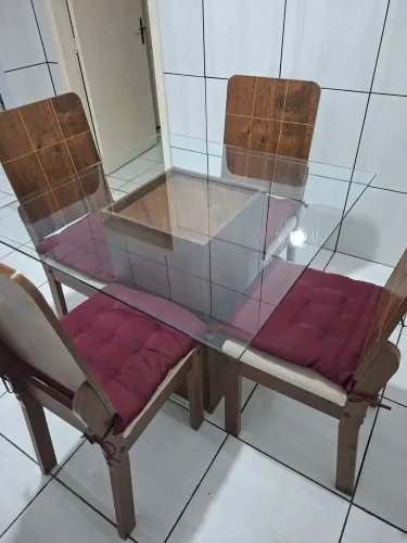 Mesa de vidro com 4 cadeiras