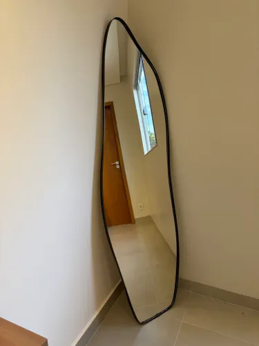 Espelho orgânico Moldura em Couro