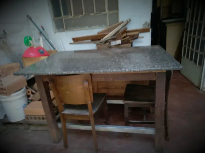 Mesa de madeira com granito e duas cadeiras