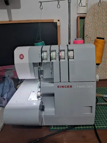 Máquina Overlock Singer Heavy Duty