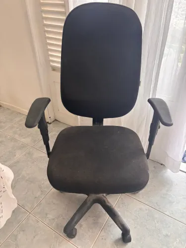 Vendo cadeira de escritório com braços e rodízios em excelente estado