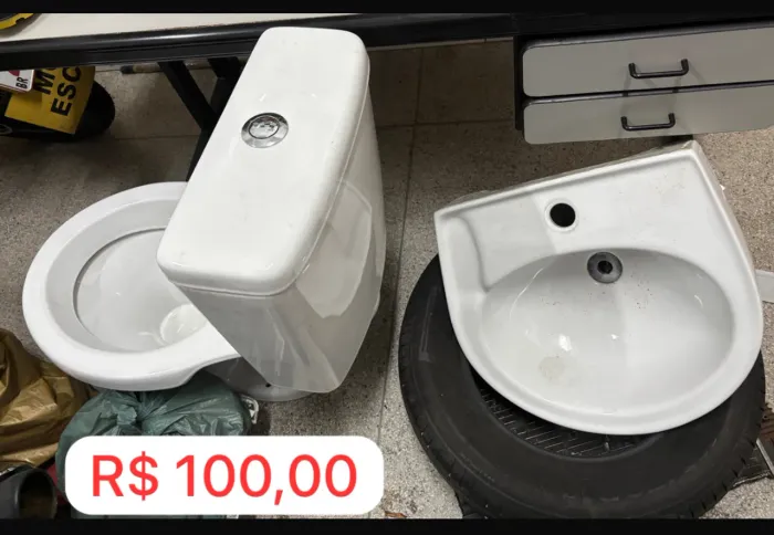 Vaso sanitário com caixa aclopada e pia