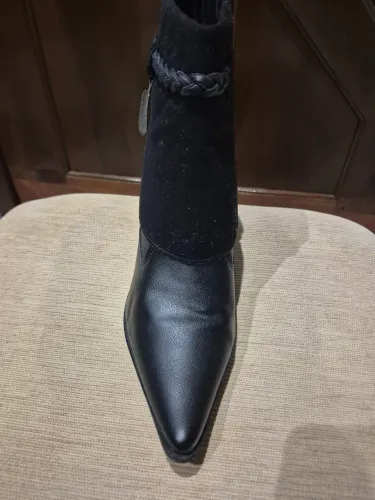 Bota cano baixo feminina  new casual em couro 37/38 . Super confortavel . 