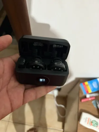 Microfone via Bluetooth com estojo carregador