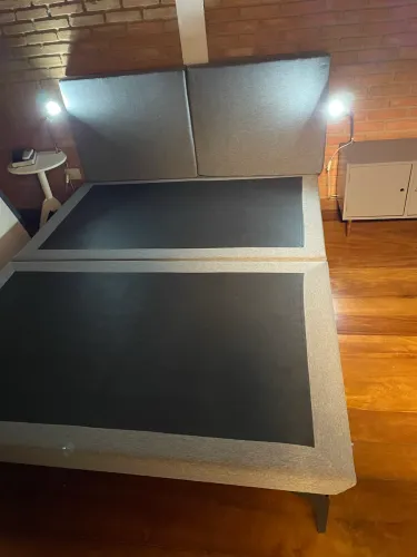 CAMA SEMI NOVA QUEEN CABECEIRA LINHO   cabeceira almofadada linho cinza 