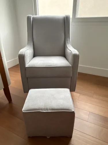 POLTRONA DE AMAMENTAÇÃO SLIM COM BALANÇO E PUFF CINZA LILIBEE