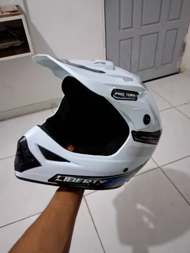 Capacete usado so 2 vezes