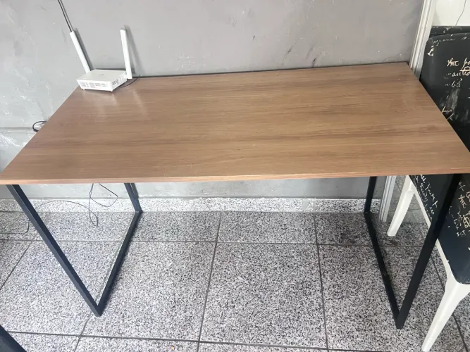 Mesa de Escritório em Madeira com Estrutura de Ferro - Conservada