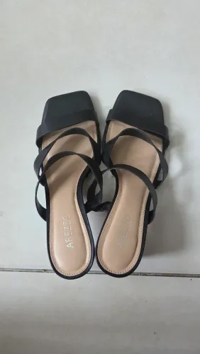 Sandália Arezzo preta, em couro - tam 38
