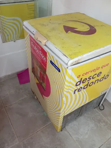 Freezer usado com marcas de uso