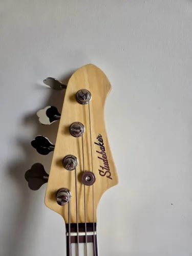 Baixo 4 cordas Short Scale PJ Studebaker Mustang 