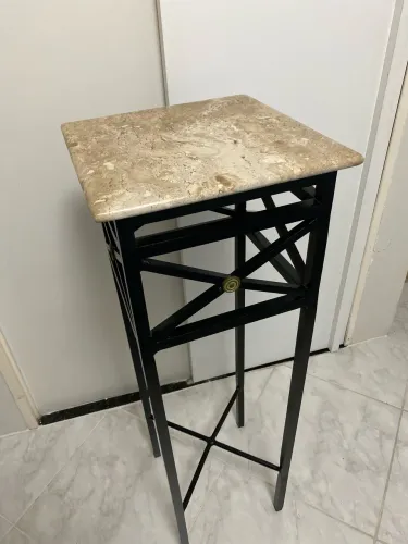 Pedestal de Ferro com Mármore Bege Bahia