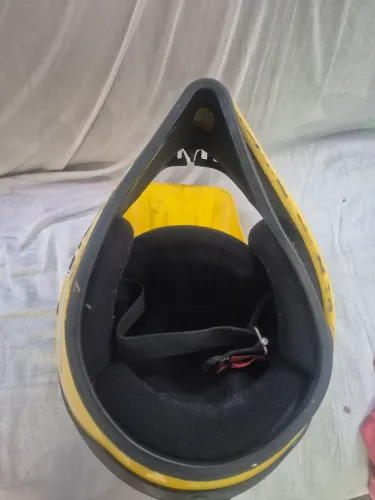 Capacete amarelo antigo