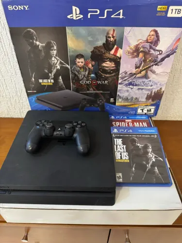PlayStation 4 Slim 1TB + Caixa Original + 2 Jogos