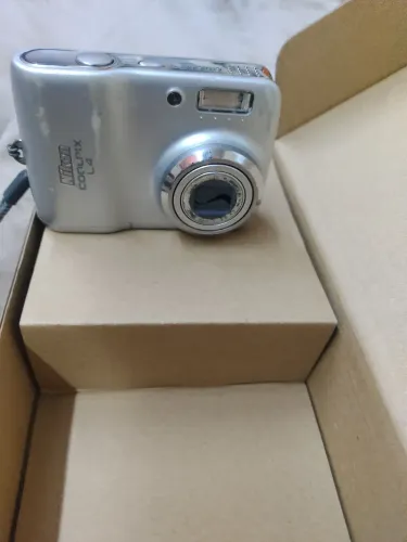 Máquina fotográfica nikon l14