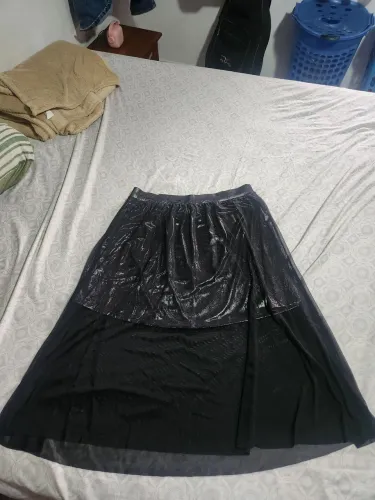Saia longa na cor preta em tecido brilhante 