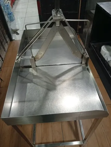 Vendo uma guilhotina pra cortar galeto, praticamente nova apenas 3 meses de uso
