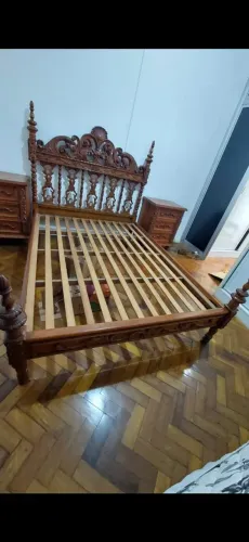 CAMA CASAL E DUAS MESAS DE CABECEIRA COLONIAL  - OBRA DE ARTE
