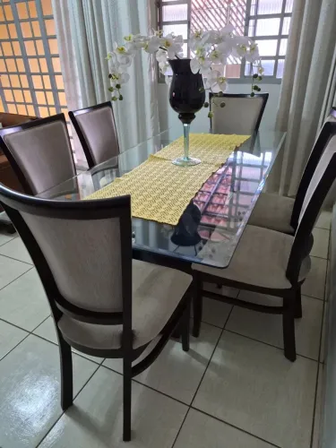 Vendo mesa com 6 cadeiras