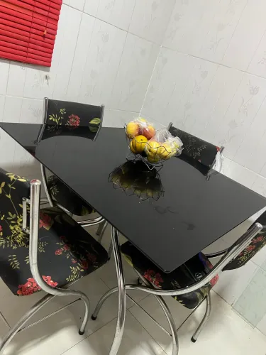 Vendo mesa de jantar 4 cadeiras