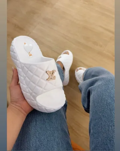 Chinelo nuvem LV