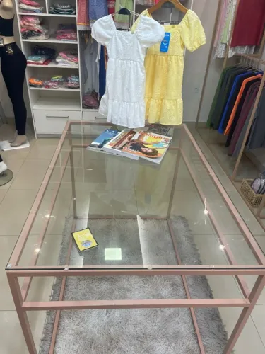 Mesa de metalon expositora para loja