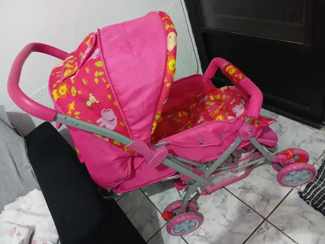 Estou vendendo carrinho de bebê  bem conservado 