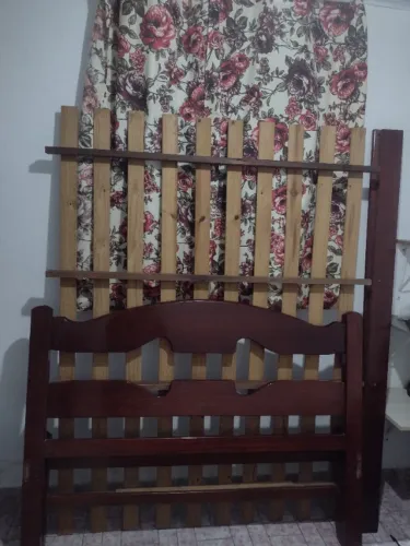 Cama de madeira 