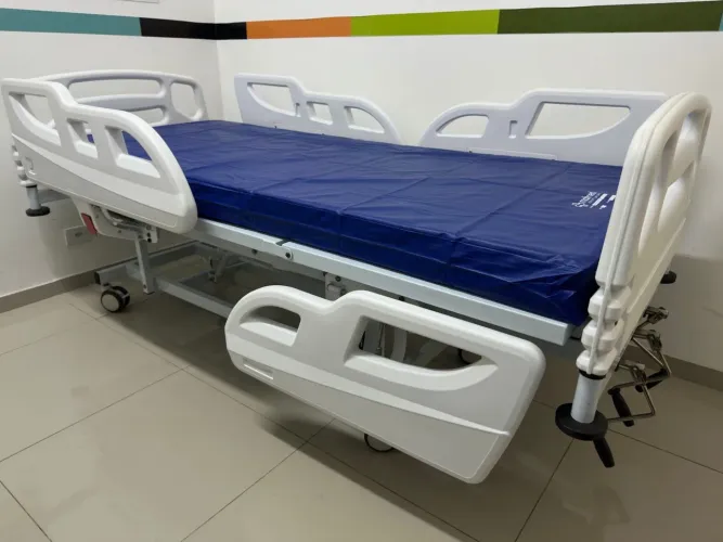 Cama Hospitalar manual três movimentos com colchão nunca usado.