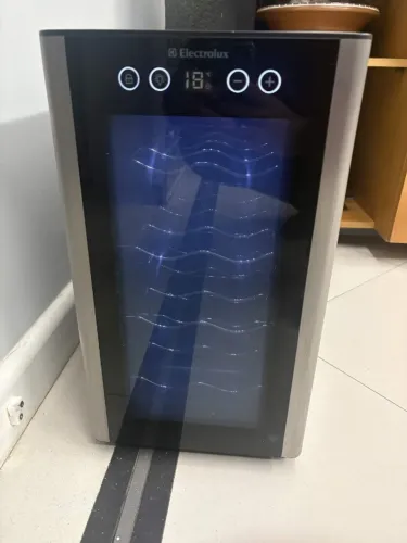 Adega climatizada Electrolux ACS08 - 23 litros, 220 V