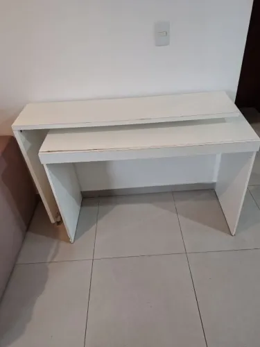 Mesa Escrivaninha em L giratória.
