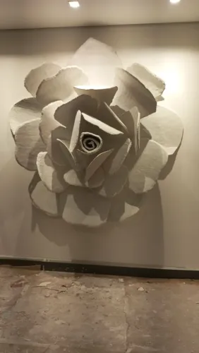 Escultura feita em alto relevo flor branca