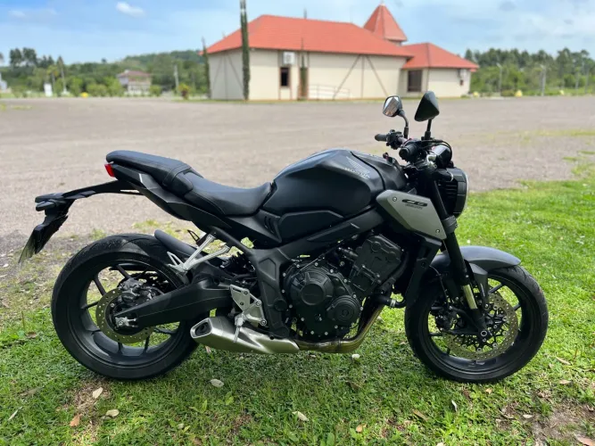 Honda CB 650R 2024 | 5.715 km | Garantia de Fábrica e Revisões na Concessionária