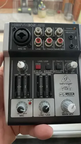 Mesa de Som Behringer Xenyx 302USB