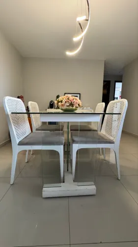 Mesa de Jantar Moderna com Tampo de Vidro - Sofisticação e Elegância para seu Ambiente