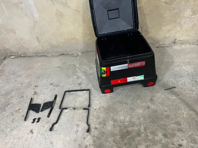 Baú 90 ltr zerado com suporte universal