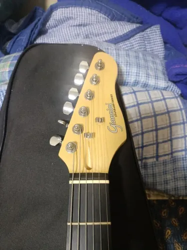 Baixo e guitarra + amplificador.