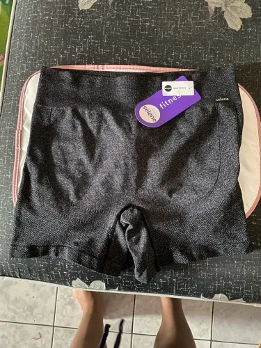 Short academia levanta bumbum