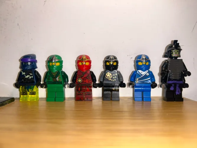 Minifiguras LEGO Ninjago Originais + 2 Personagens de Bônus