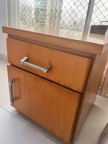 Criado mudo/Mesa de Cabeceira em madeira Maciça