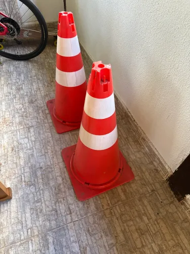 ?m2 CONES DE SINALIZAÇÃO GRANDES - 77CM cada  PAR)