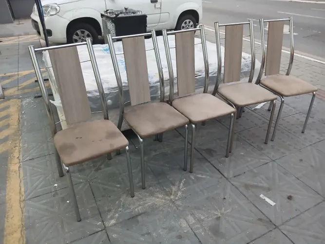Conjunto de mesa e 5 cadeiras inox ( $ 300) *