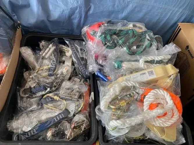 lote de 122 talabarte , trava queda e mosquetão
