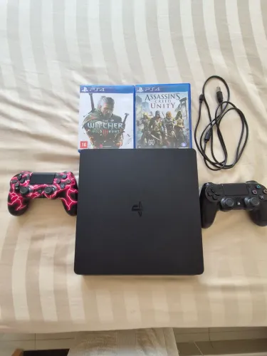 PS4 Slim 1TB - 2 controles - 2 Jogos