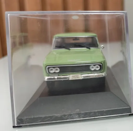 Vendo miniatura Chevrolet Veraneio 1965