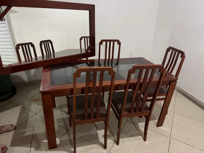 Mesa madeira de lei antiga, com 5 cadeiras e espelho