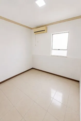 Apartamento térreo, ventilado e bem localizado no Doron