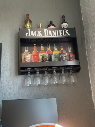 Bar de parede com porta copos e taças