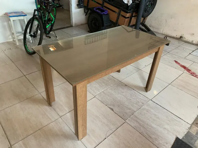 Vendo mesa de madeira com vidro em cima ,semi nova com 6 cadeiras .